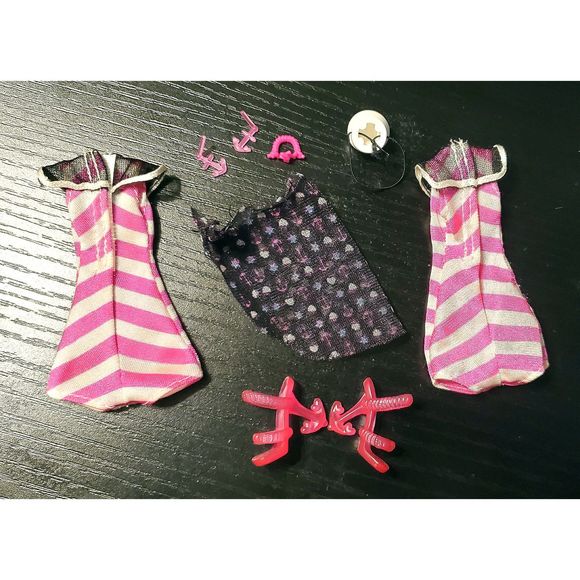 MONSTER HIGH Skull Shores Draculaura Outfit - Complete with an extra suit! - Picture 2 of 2